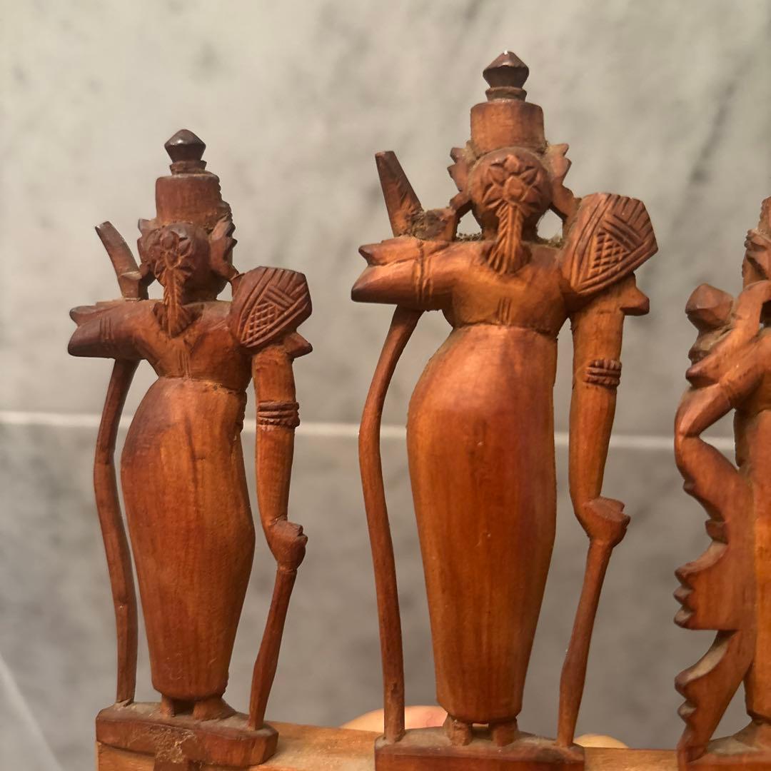 アンティーク　精巧に彫られ芸術的で威厳のある神々の一刀彫の彫刻オブジェ