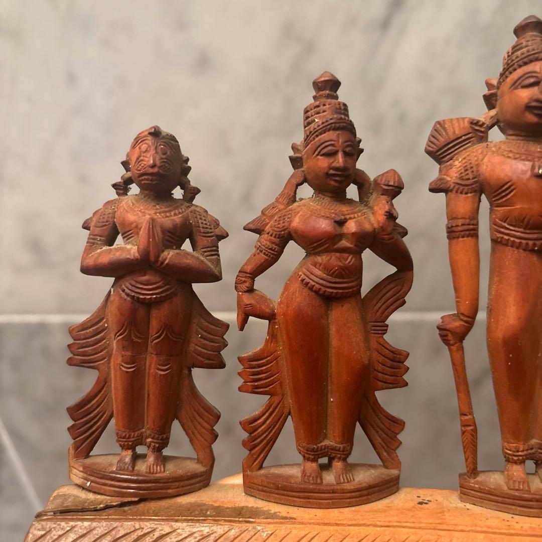 アンティーク　精巧に彫られ芸術的で威厳のある神々の一刀彫の彫刻オブジェ