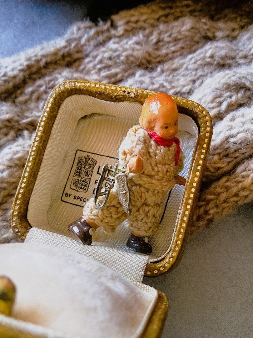 スケート靴ぶらさげた男の子　ミニチュアドール　HERTWIG　Carl Horn