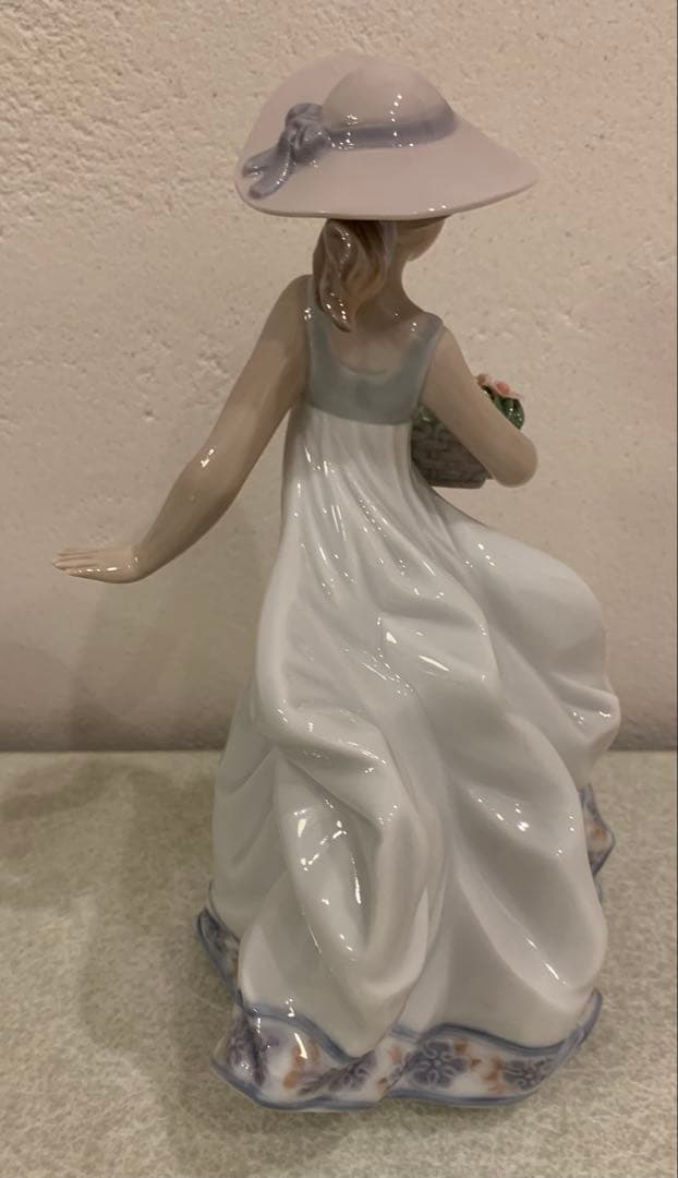 LLADRO 花かごと女性　置物 リヤドロ