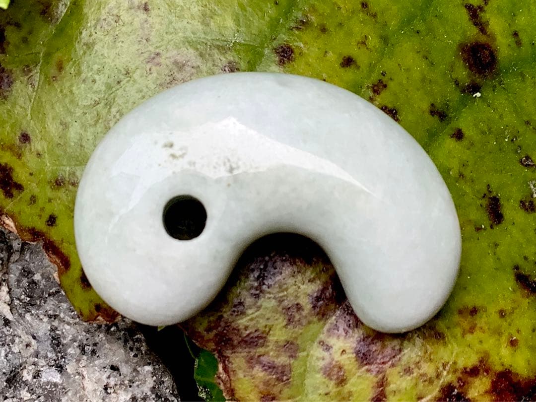 鑑定機関鑑別書付で9800円‼️ 糸魚川翡翠勾玉ジェダイト　特別安価の1点です‼️