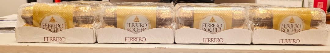 Ferrero Rocher　フェレロロシェ ギフトボックス入り　３２０粒チョコ