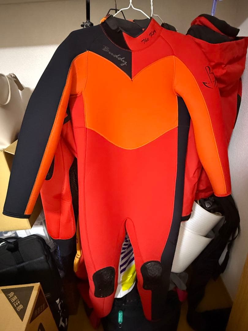 オレンジと黒のフルスーツ