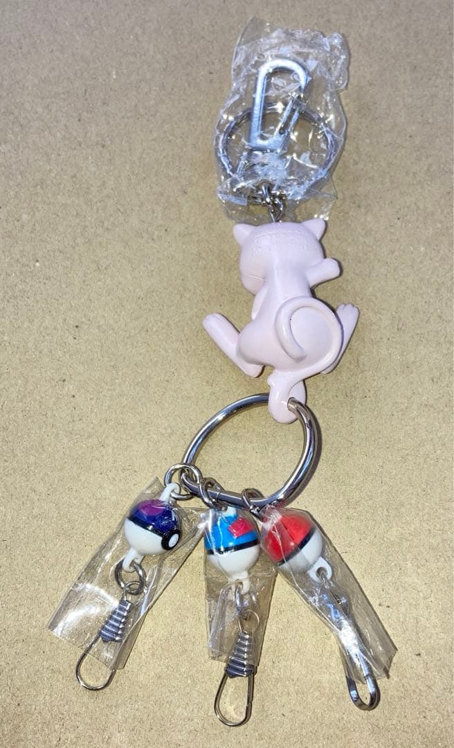 新品未使用　レア　ポケモン　ミュウのキーホルダー　マスターボール　スーパーボール