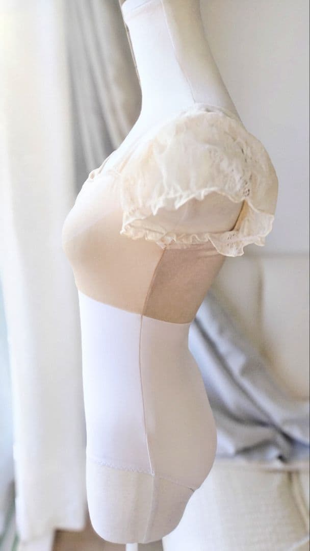 S～Mサイズ∕アイボリーベロアと薔薇の起毛レース袖の娘役レオタード白