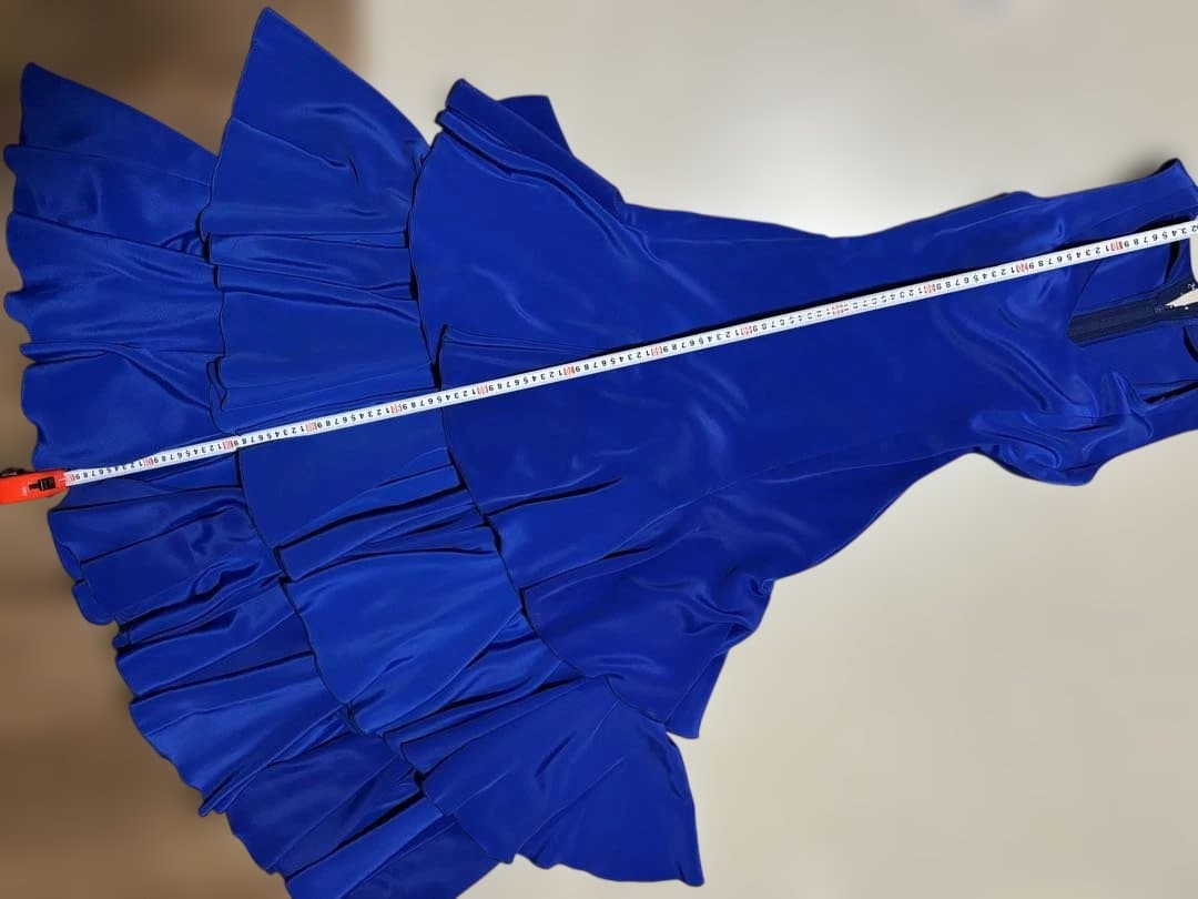 青いフリルロングドレス