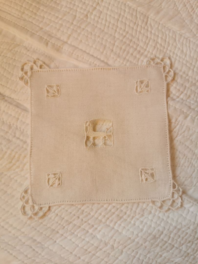 アンティーク レティシアレース刺繍 鳥と三つ葉のニードルワーク リネンドイリー