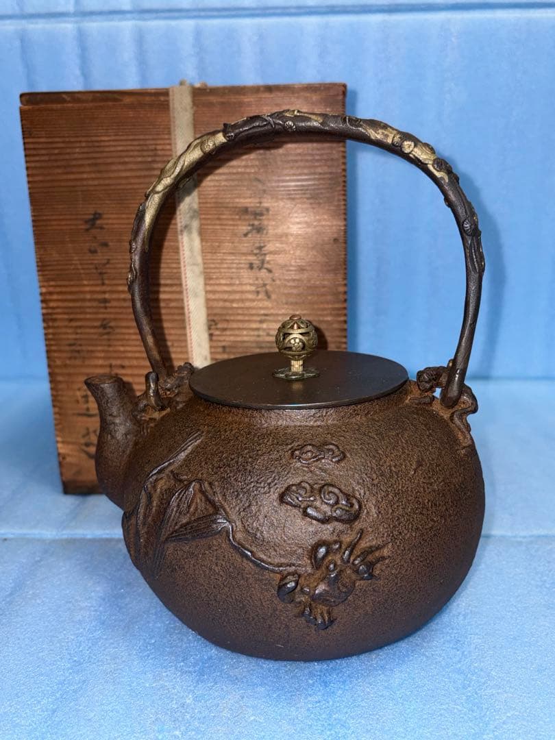 ◆『亀文堂 日本梅泉 花透かし摘銅蓋 象嵌時代鉄瓶』