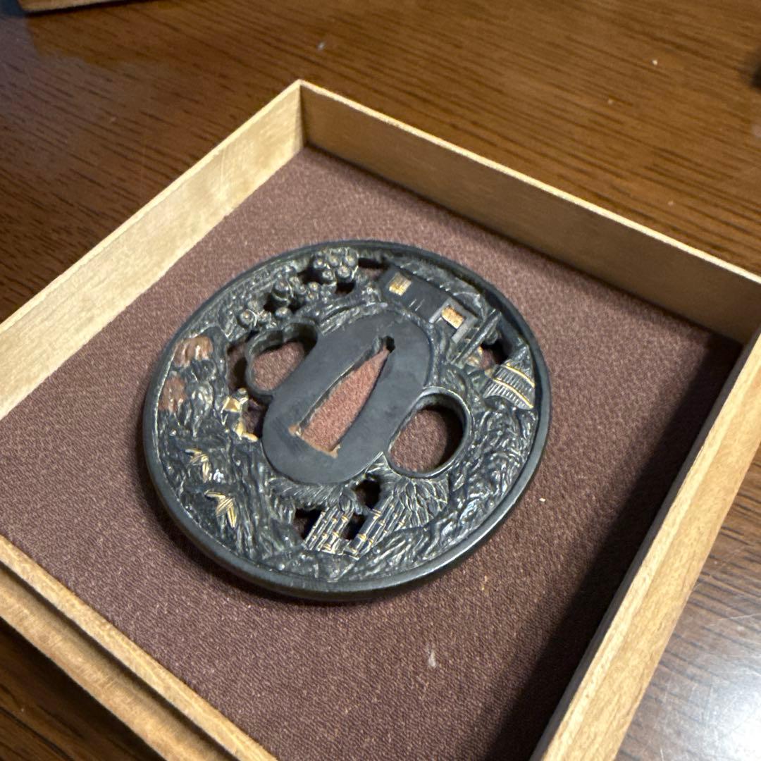 獅*丸様 伝統的な日本の鉄製鍔、木製ケース付き