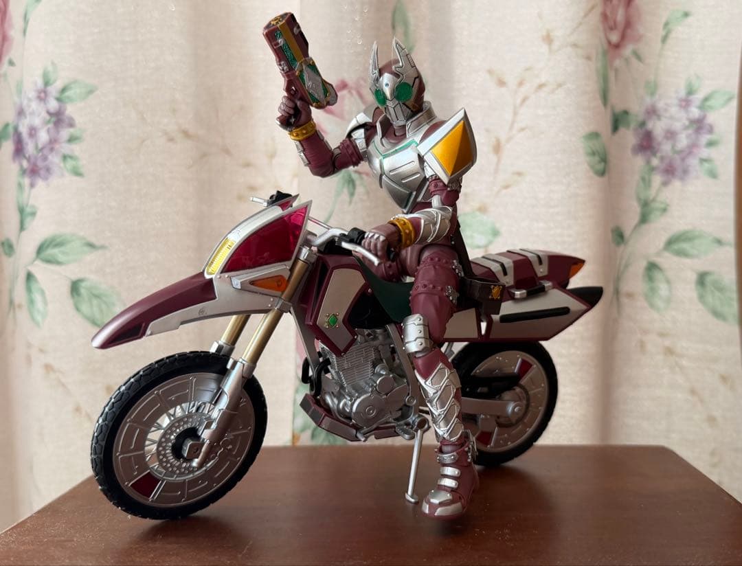 S.H.フィギュアーツ 仮面ライダーギャレン&レッドランバスセット