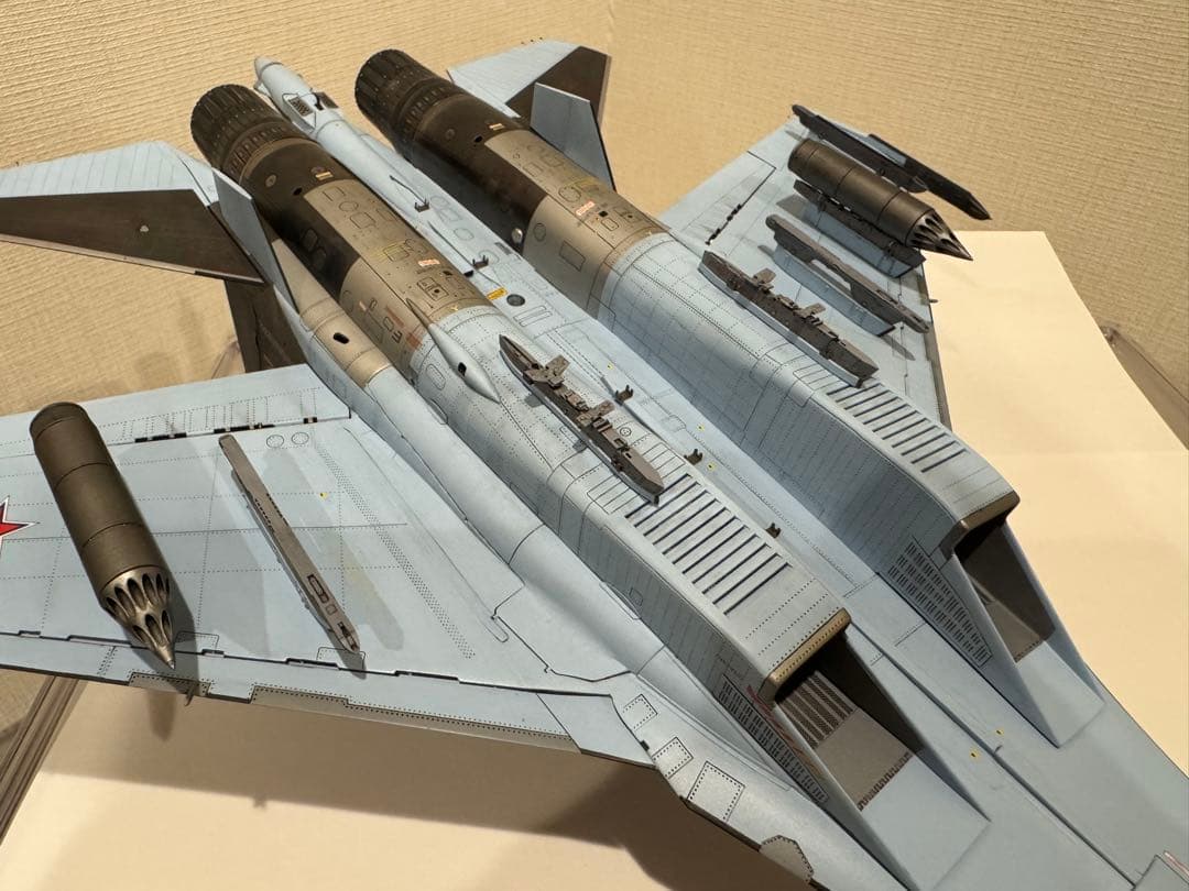 SU-35S フランカーE 1/48 完成品 木製スタンド付き