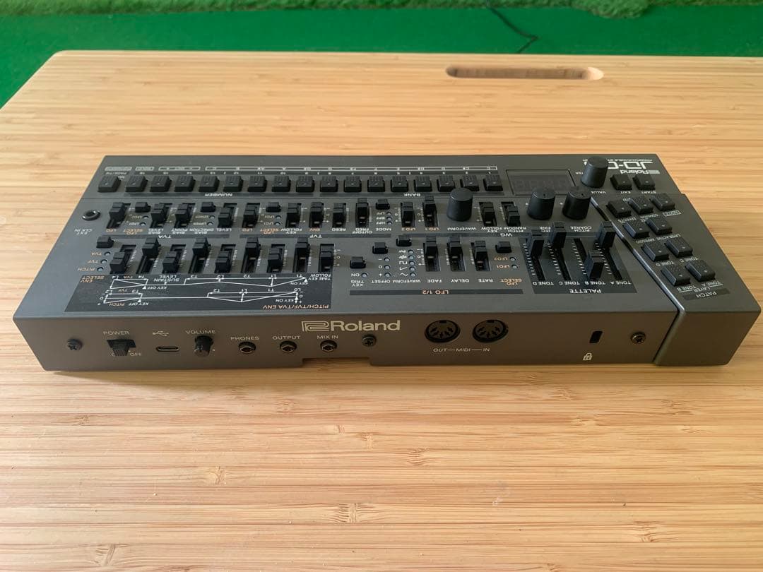 Roland JD-08 シンセサイザー