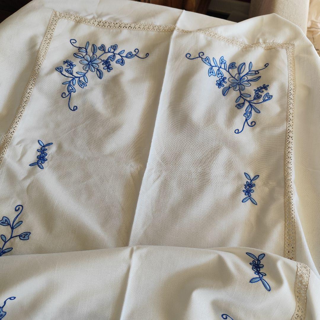 青糸の花柄刺繍　大判オーバル　混紡リネン　テーブルクロス