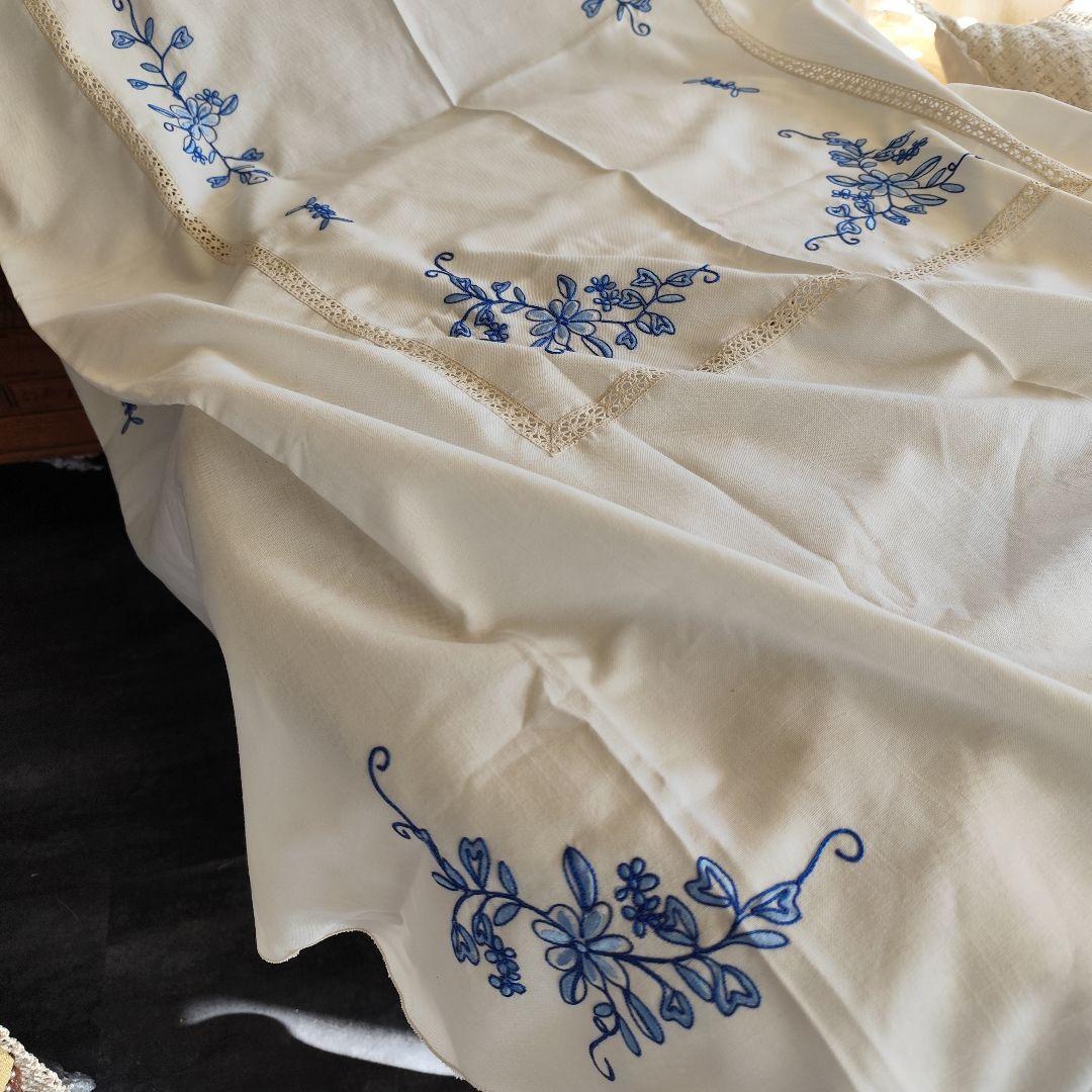 青糸の花柄刺繍　大判オーバル　混紡リネン　テーブルクロス