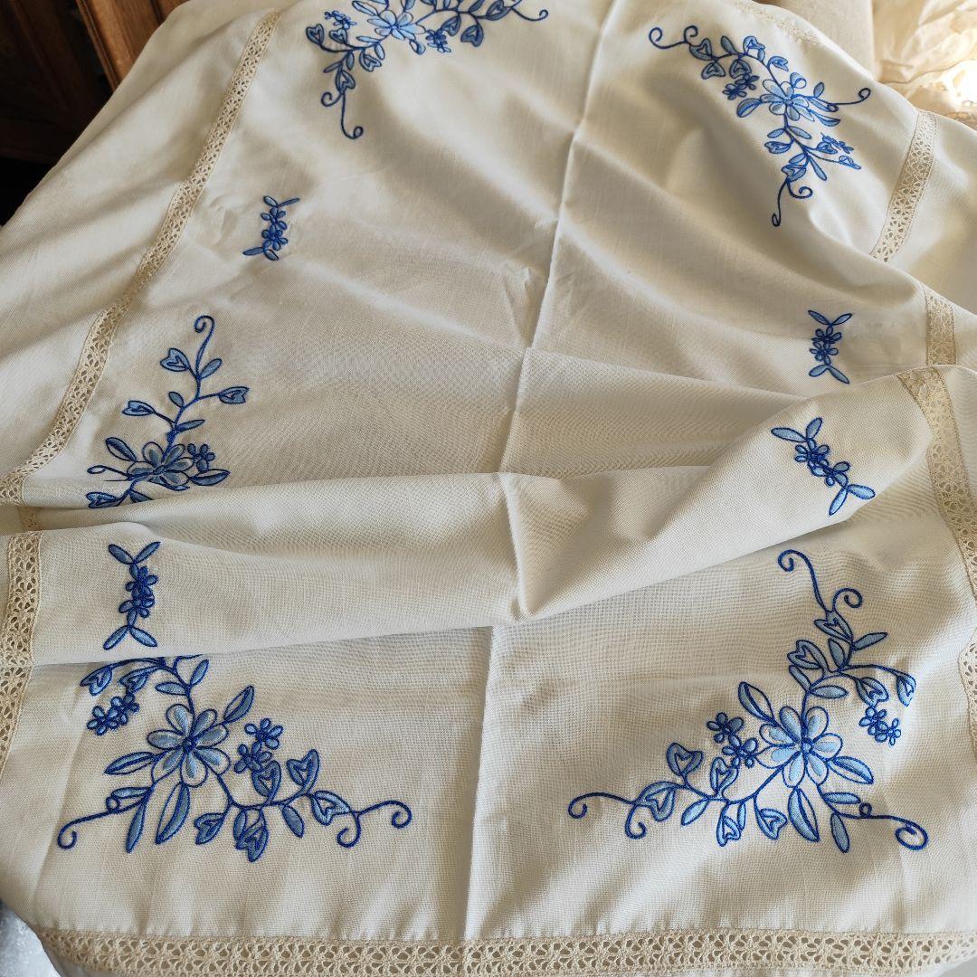 青糸の花柄刺繍　大判オーバル　混紡リネン　テーブルクロス