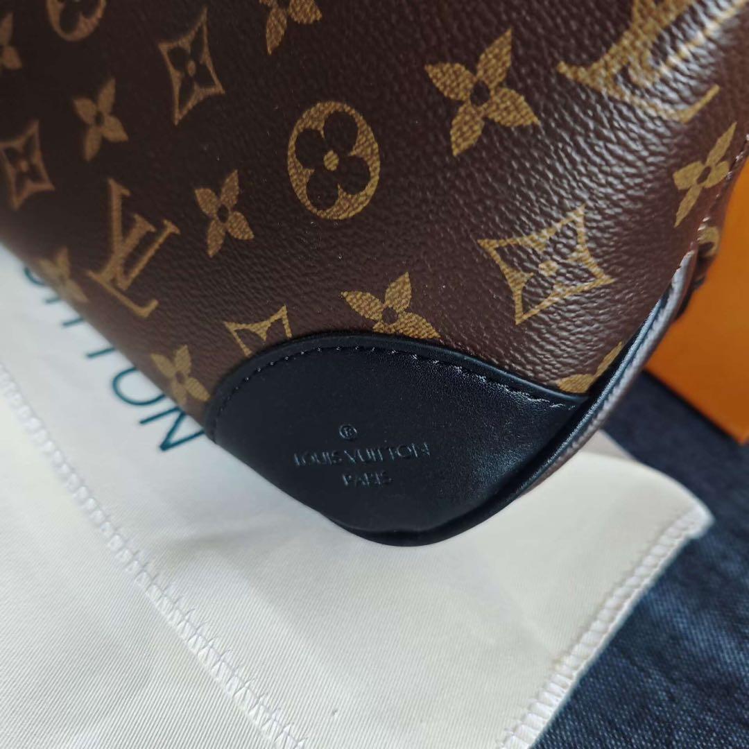 モノグラムキャンバスのブラウンショルダーバッグ、ゴールドファスナー付き。