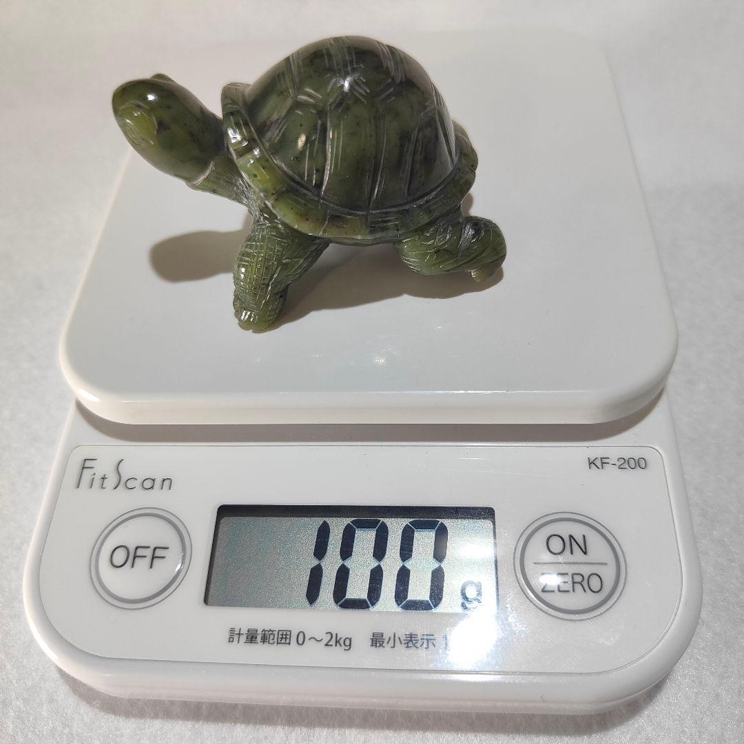12 亀　軟玉翡翠（ネフライト）で作った亀　天然石　彫刻　翡翠　ヒスイ　亀　かめ