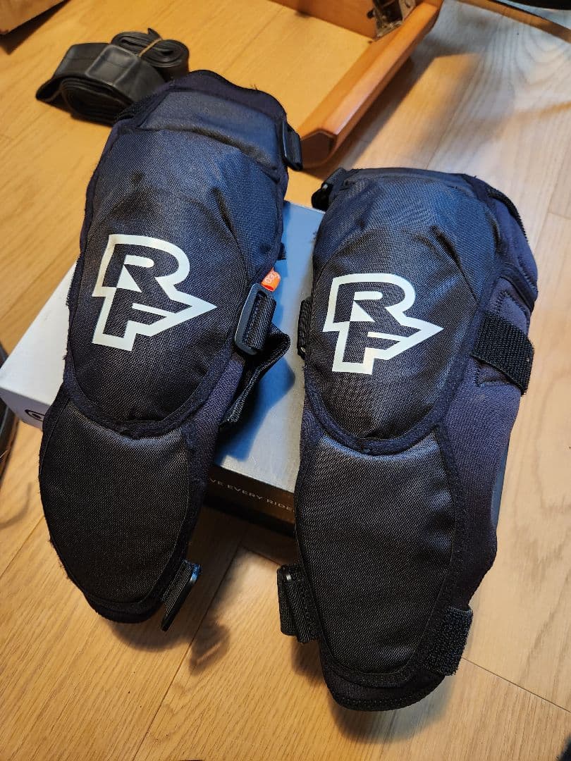 URGE LUNORヘルメットとシューズ、RF膝当てセット