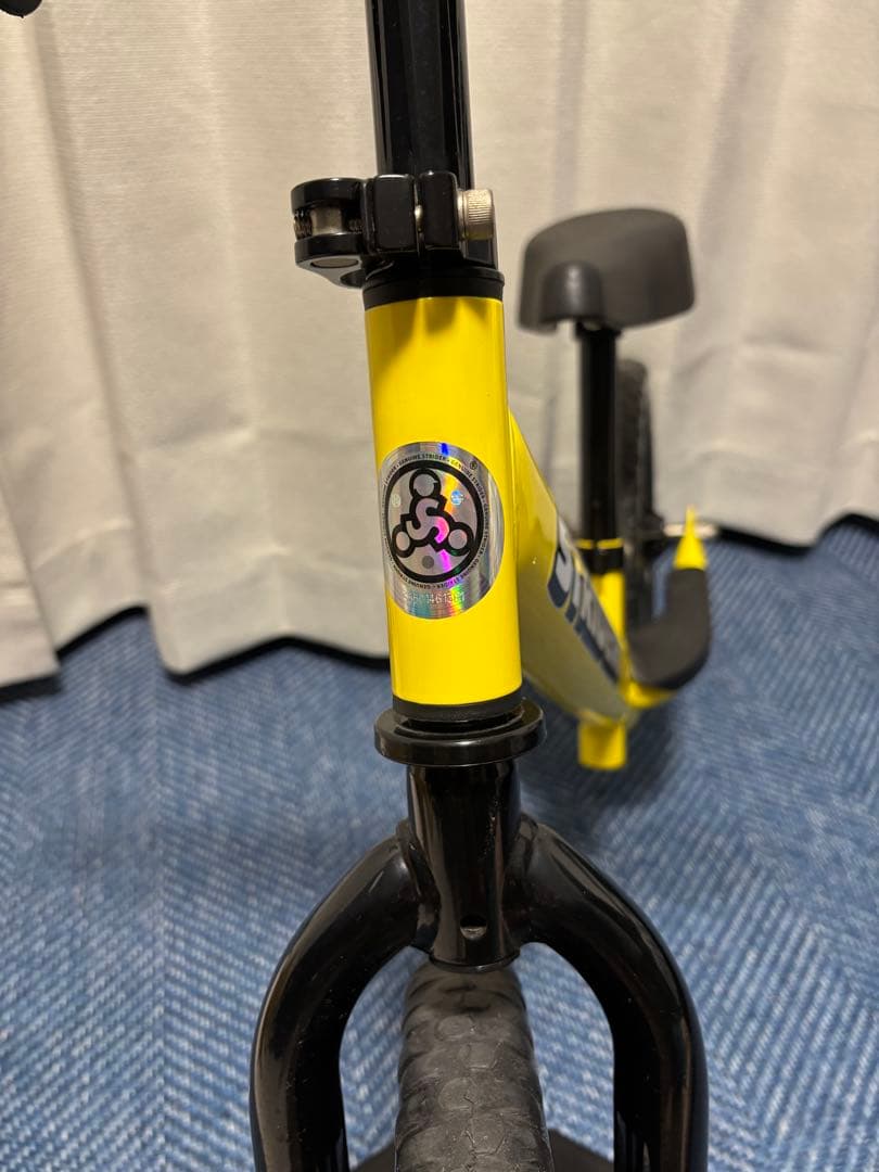 [美品] STRIDER バランスバイク 12インチイエロー　　　 スタンド付き