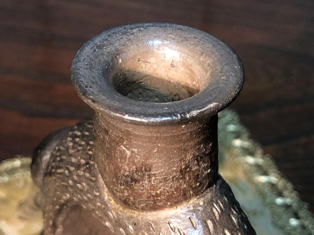 【 鐙形浮出文様注口壺 】　ペルー　チャビン土器