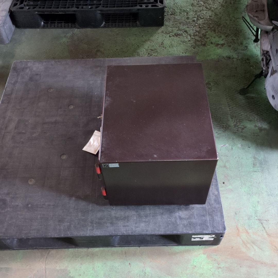 昭和57年製エイコー鍵式金庫 赤 茶色