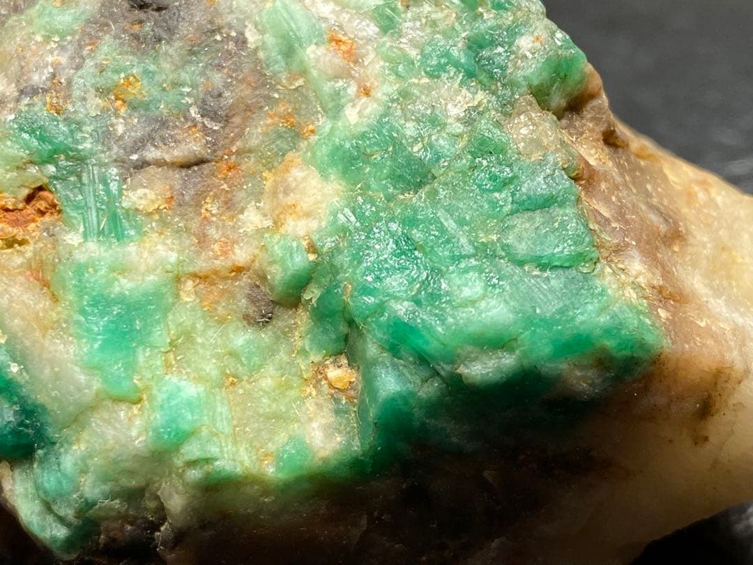 エメラルド　母岩付き　105g