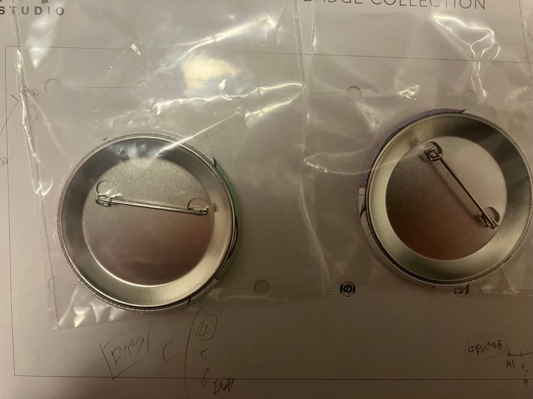 ! 進撃の巨人 wit studio 缶バッジ リヴァイ ハンジ 美品