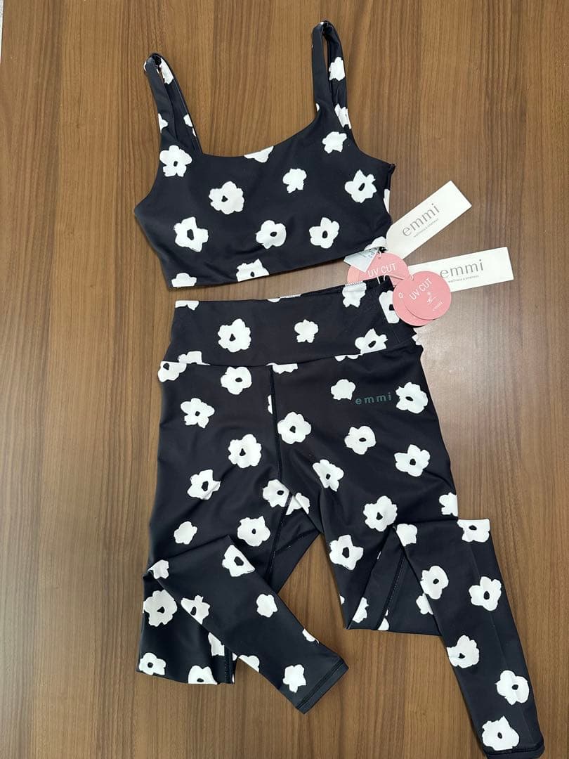 emmi デイジー　花柄 ヨガウェア UVカット