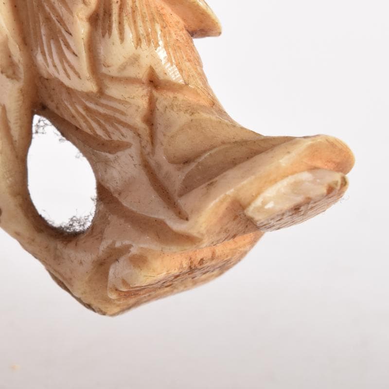 時代提げ物　獣骨製　人物像　根付　置物　V　6977