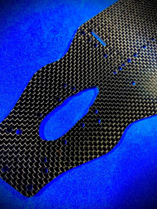 XRAY T4 2020 メインシャーシ　2.2㎜　艶あり平織カーボン　蕨山