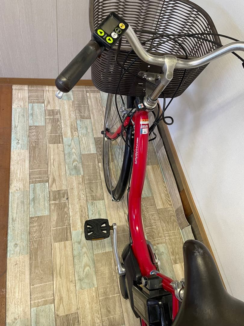 赤い電動アシスト自転車 前カゴ付き