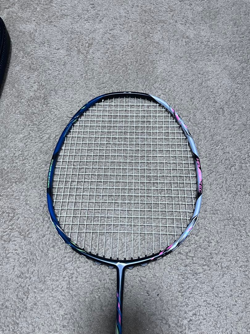 リーニンのバドミントンラケット HEC 9000 POWER 4U5