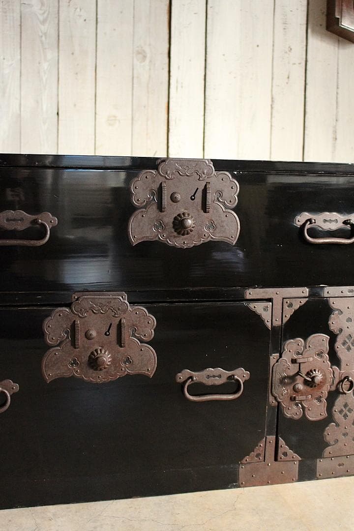 綺麗な時代庄内箪笥　扉付き