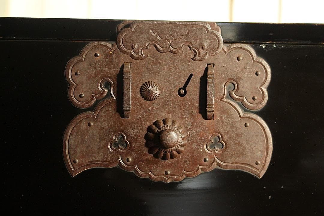 綺麗な時代庄内箪笥　扉付き