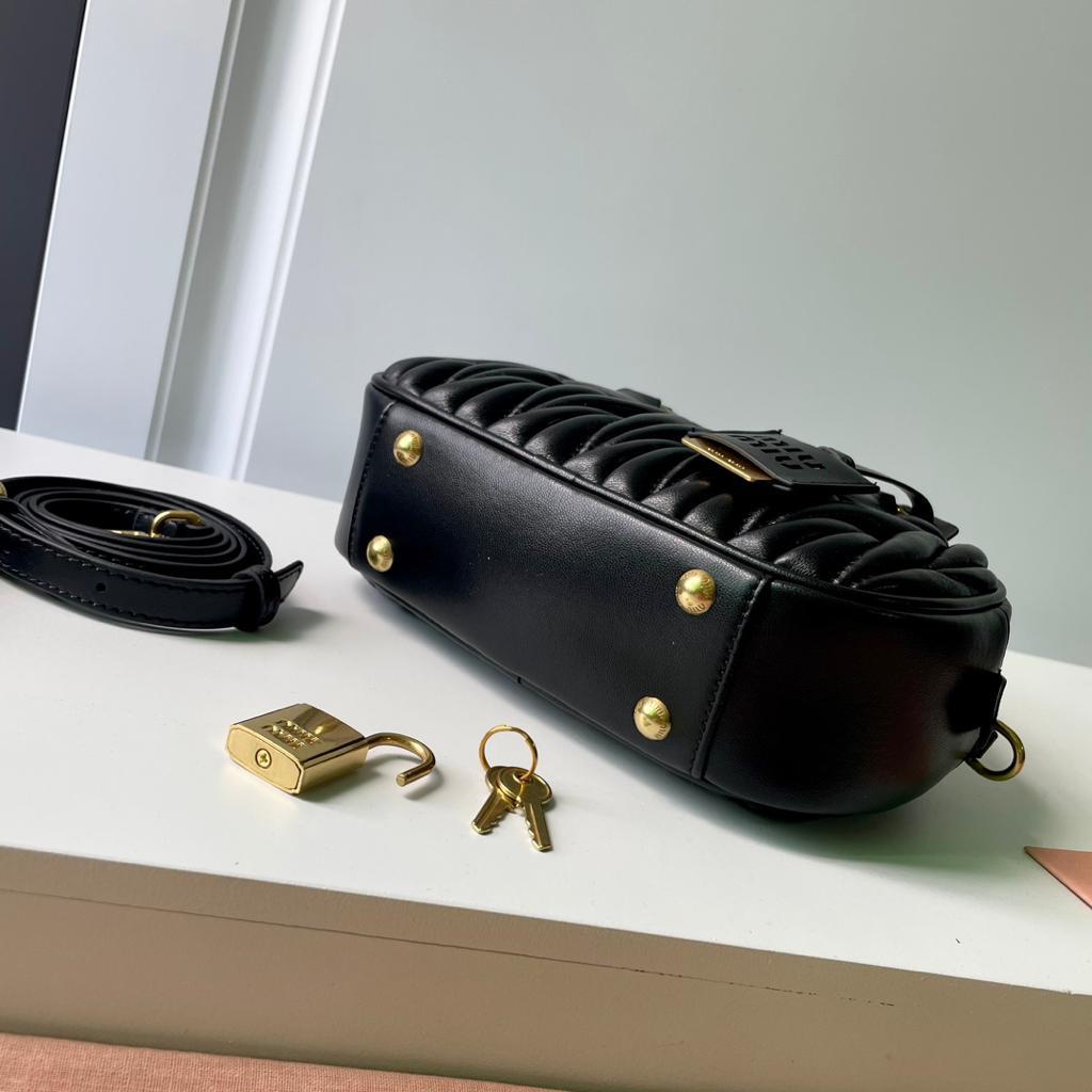 極美品✨MIU MIU　ハンドバッグ　ブラック　レザーキルティング