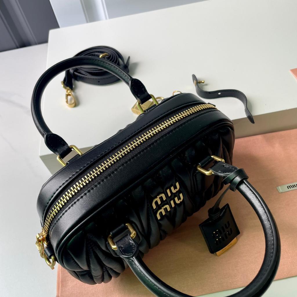 極美品✨MIU MIU　ハンドバッグ　ブラック　レザーキルティング