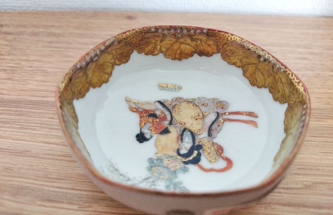 お値下げしました、九谷　六角人物・桐文　盃