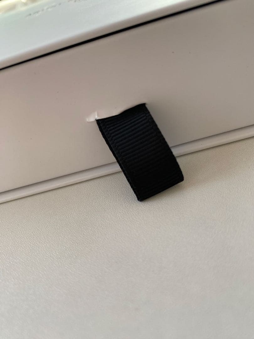 アイドル BTS ARTIST-MADE RED CARVING EARRING