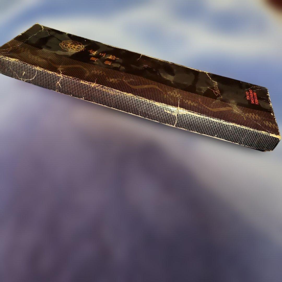 縫い物に使うハサミ。ハコは、少し痛んでます。