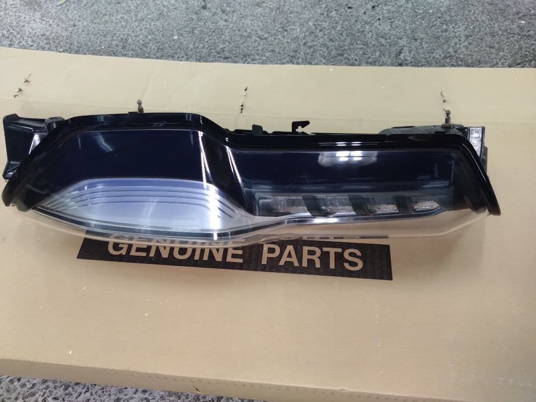 N-BOXカスタムJF3　右テールランプ