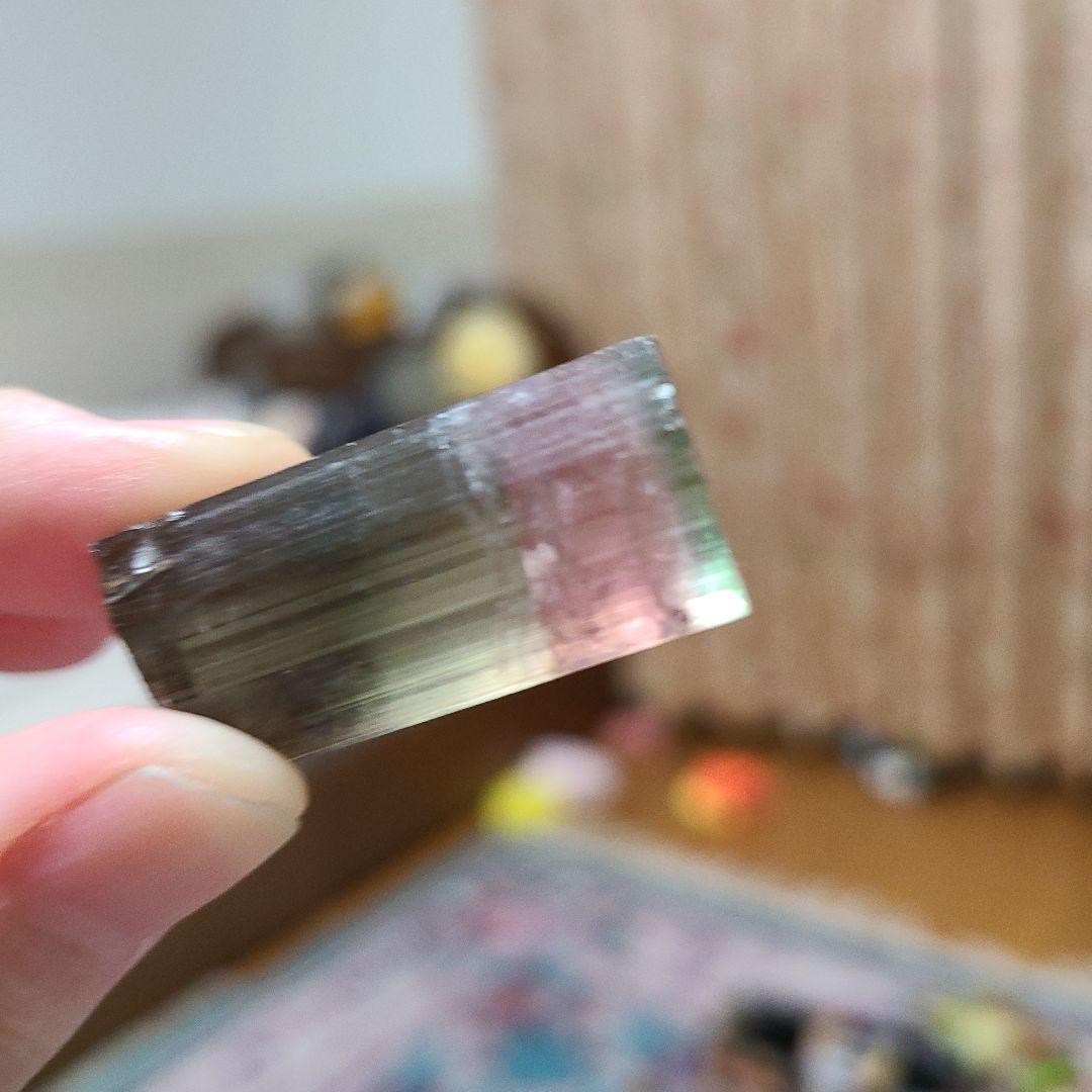 カリフォルニア州ヒマラヤ鉱山のトライカラートルマリン結晶