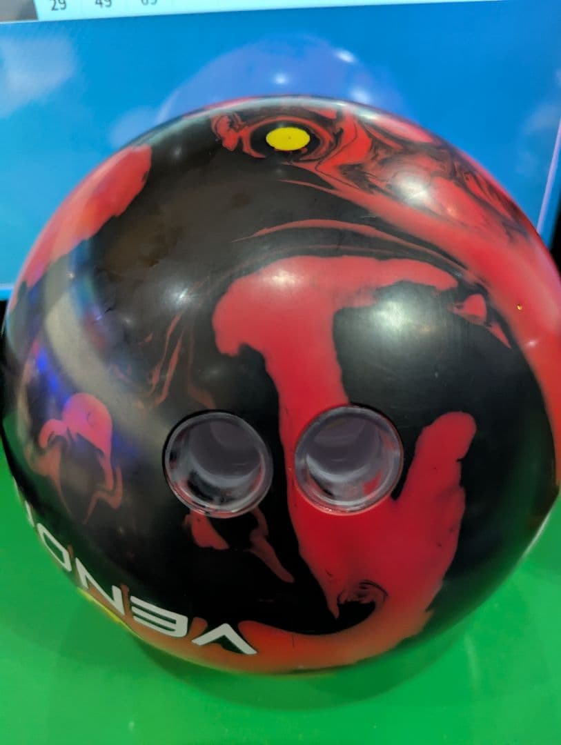 【最終値下げ】リーサルベノム　VENOM ボウリングボール 赤・黒　15ポンド