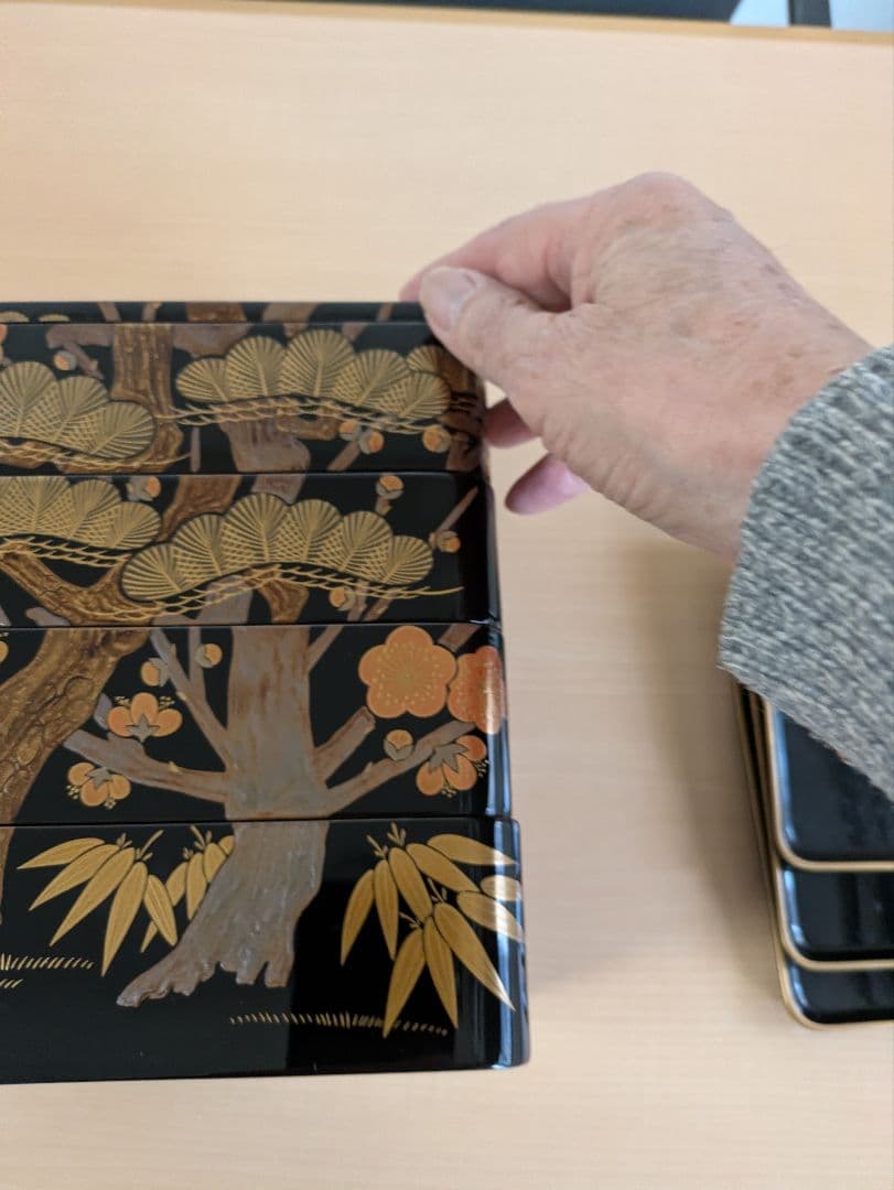 椿餅様用　輪島塗　高級漆器 中重箱 4段 黒地 金色 松 梅