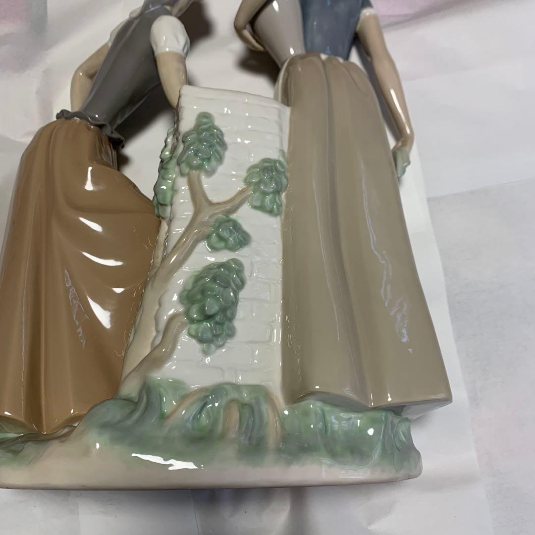 リヤドロ　陶器製女性フィギュア 水差し付き