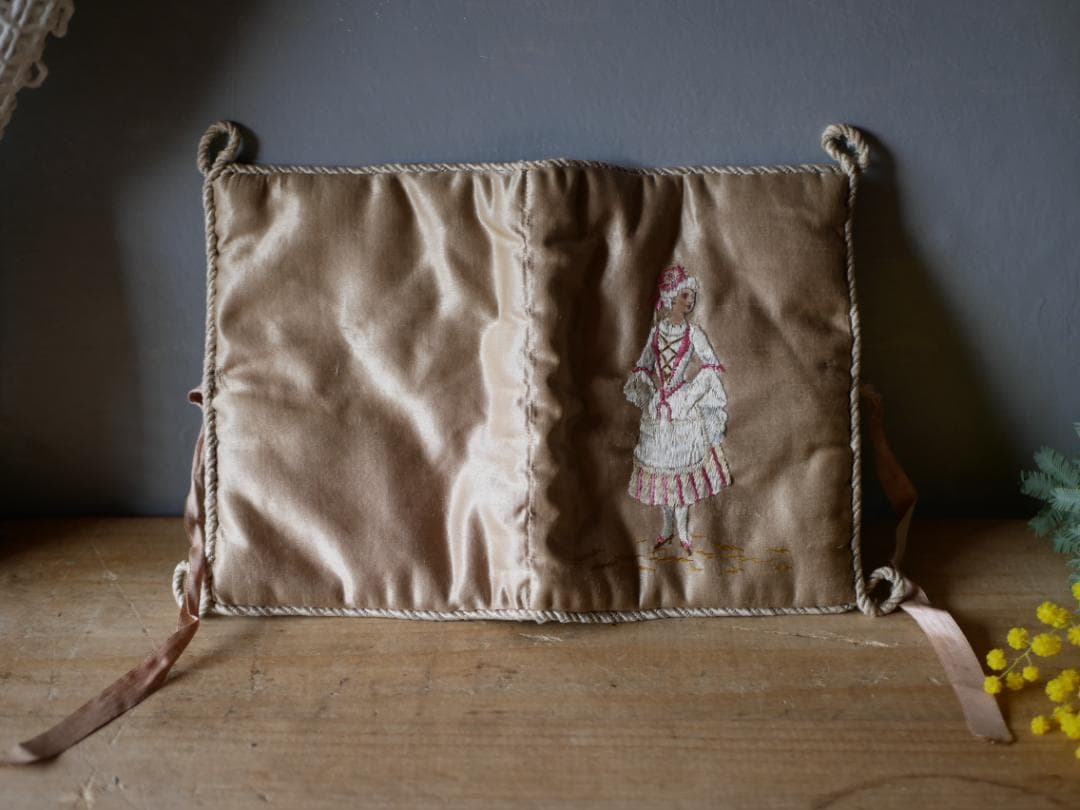 シルクのハンキーケース　手刺繡　フランスアンティーク　ブロカントのある暮らし