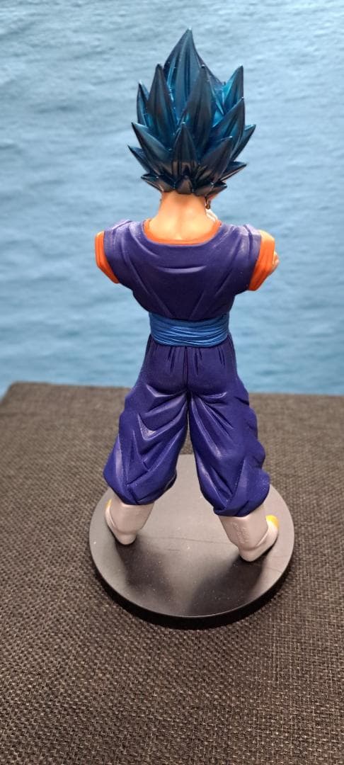 厳選特価セール　青い髪と筋肉質な腕が特徴の超サイヤ人ゴッド超サイヤ人ベジット
