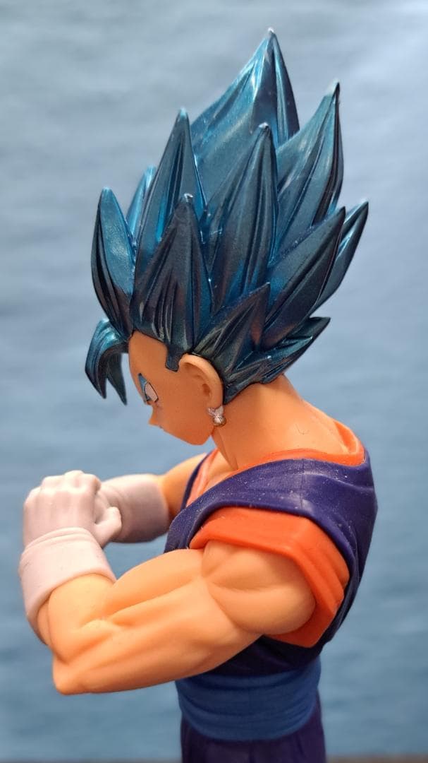 厳選特価セール　青い髪と筋肉質な腕が特徴の超サイヤ人ゴッド超サイヤ人ベジット
