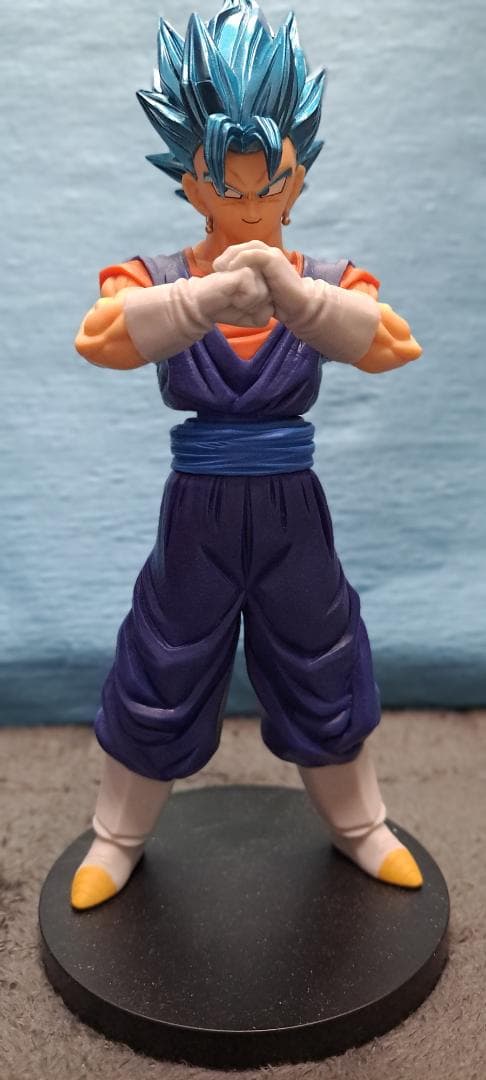 厳選特価セール　青い髪と筋肉質な腕が特徴の超サイヤ人ゴッド超サイヤ人ベジット