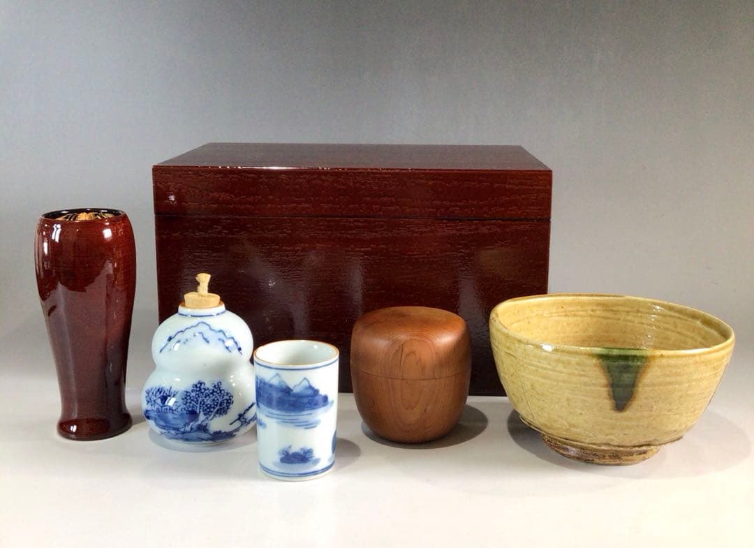 Ｐ２３２　茶箱　『桐木地』『溜塗』『茶碗　棗　茶筅　振出　茶巾筒』　紙箱　茶道具