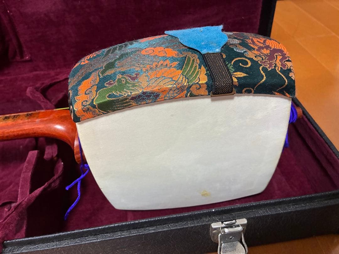 三味線・全長約99cm ハードケース・撥・駒のセットになります